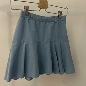 Falda azul en pliegues